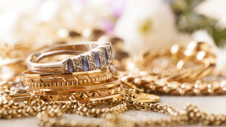 Porter ses bijoux en or en été, quels risques ?